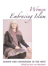front cover of Women Embracing Islam